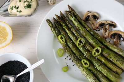 אפשר לשמור על המשקל גם בשבת: אספרגוס קלוי עם שום ושומשום