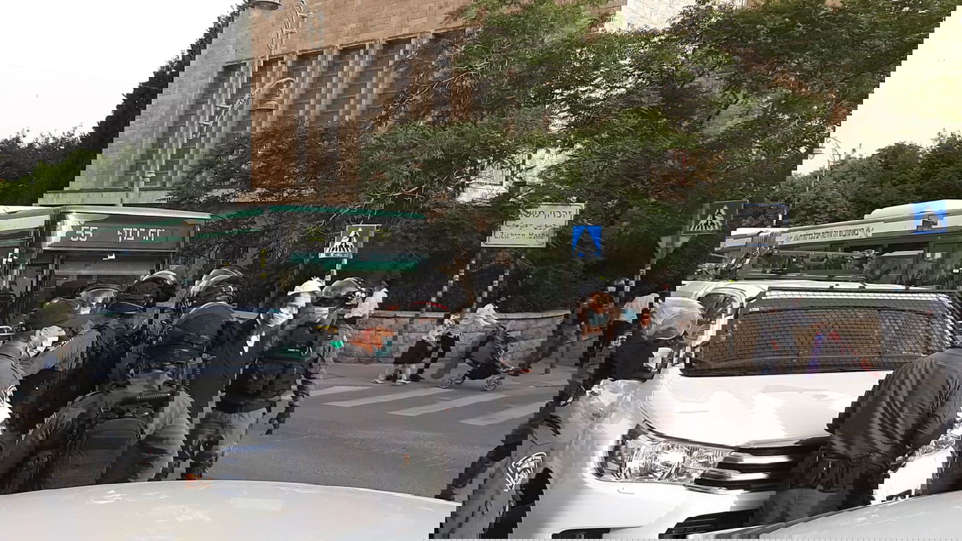 כוחות משטרה פרצו לבית כנסת של קיצונים