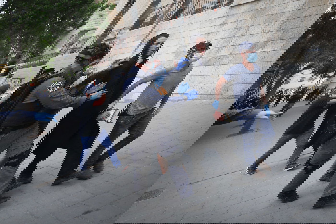 כוחות משטרה פרצו לבית כנסת של קיצונים