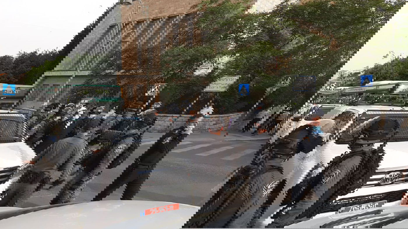 כוחות משטרה פרצו לבית כנסת של קיצונים