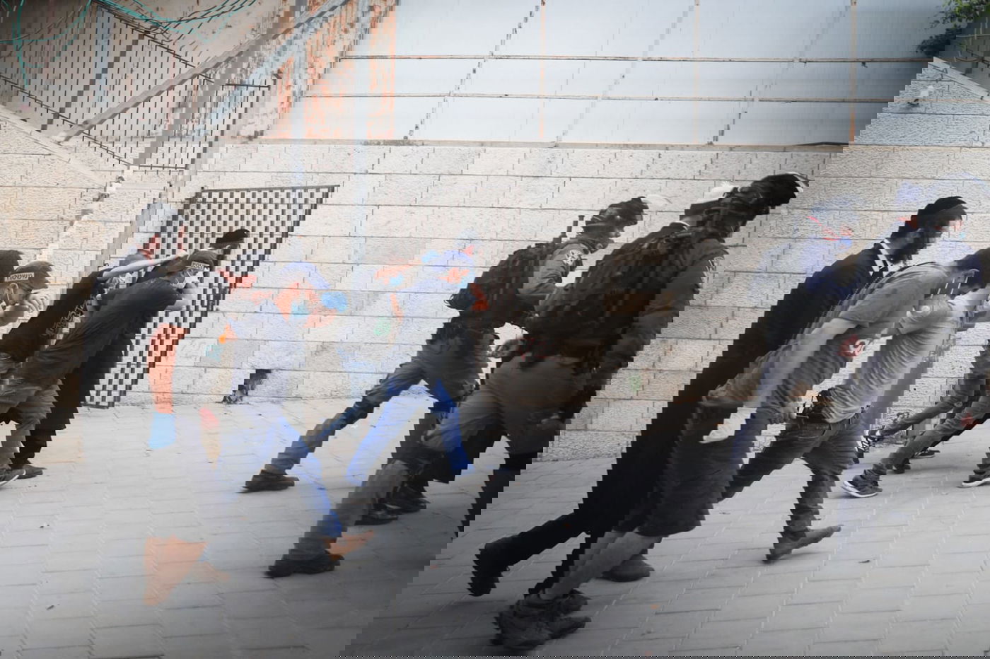 כוחות משטרה פרצו לבית כנסת של קיצונים