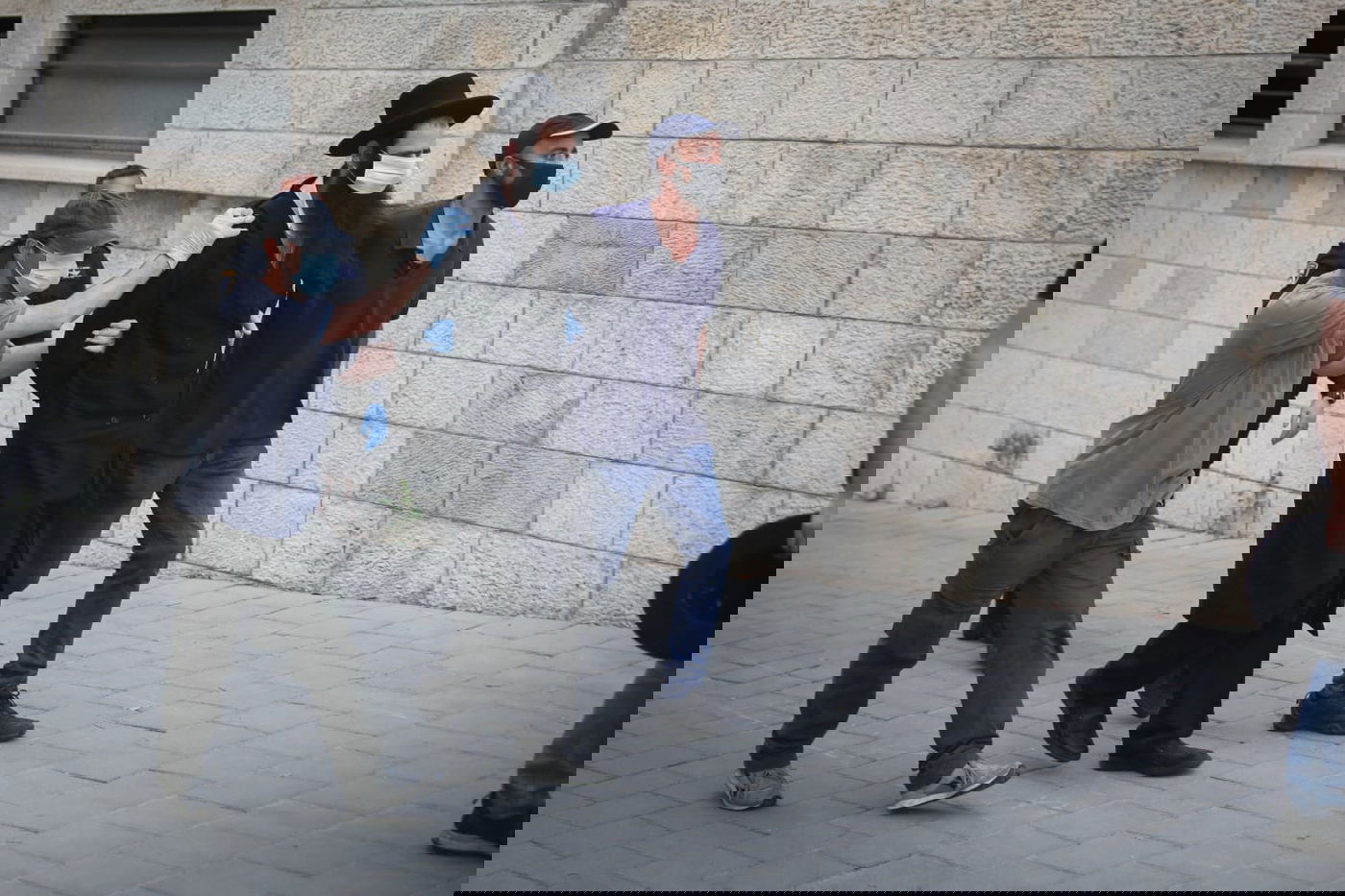 כוחות משטרה פרצו לבית כנסת של קיצונים