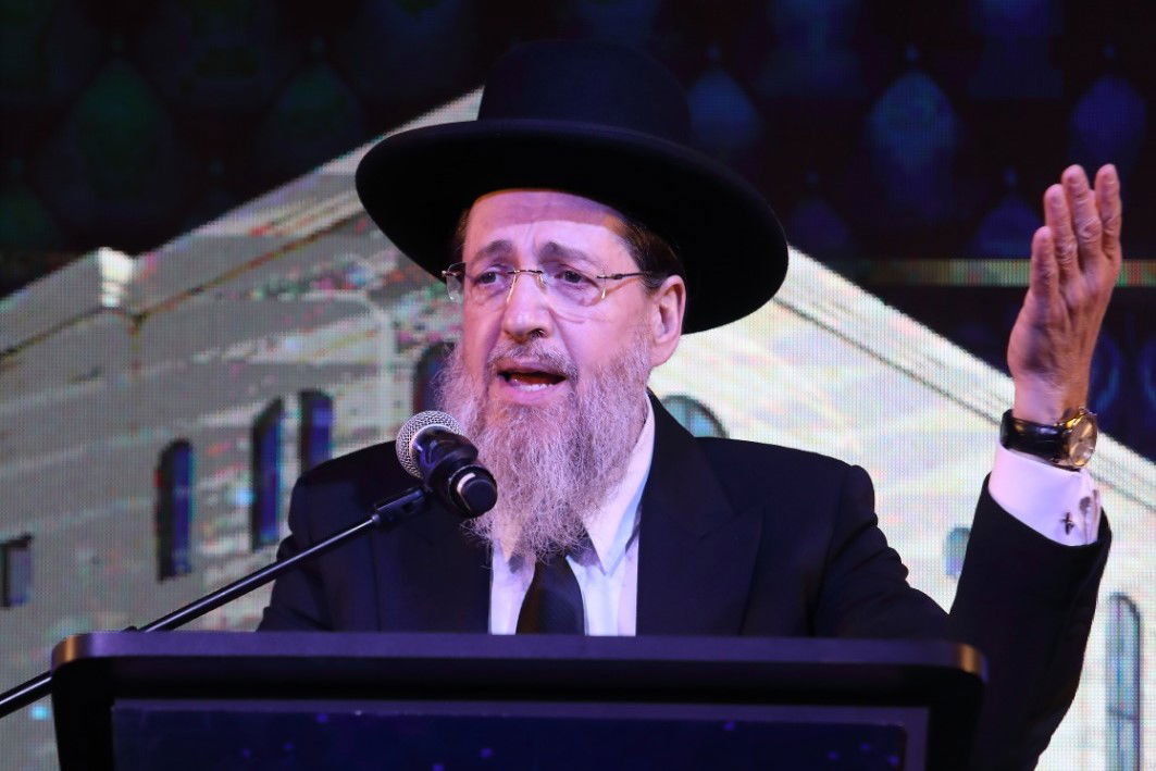 הגאון רבי בן ציון קוק: "להתעורר בכבוד בית הכנסת"