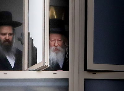 האדמו"ר מגור, בחלון בית המדרש