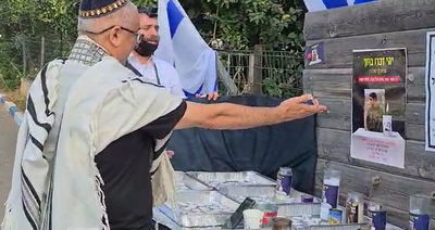 אביו של החייל עמית בן יגאל ז"ל דמע בשירת "אל הנער הזה התפללתי"