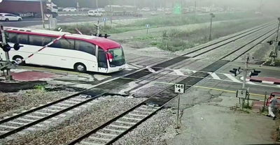 צפו: הרכבת כמעט נכנסה באוטובוס שנתקע