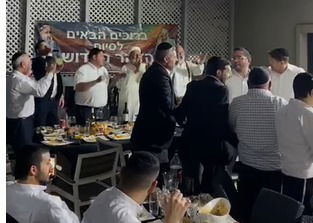 עם ג'לביה בספסופה: אריה דרעי חגג את סיום הזוהר