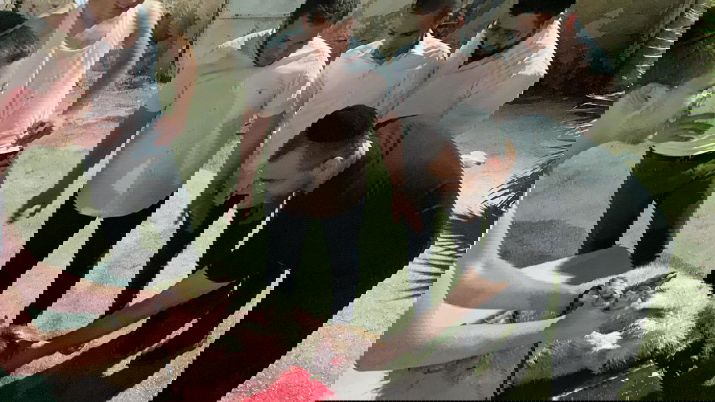 הצעירים שחטו כבש לזכרו של הרב הבוכרי