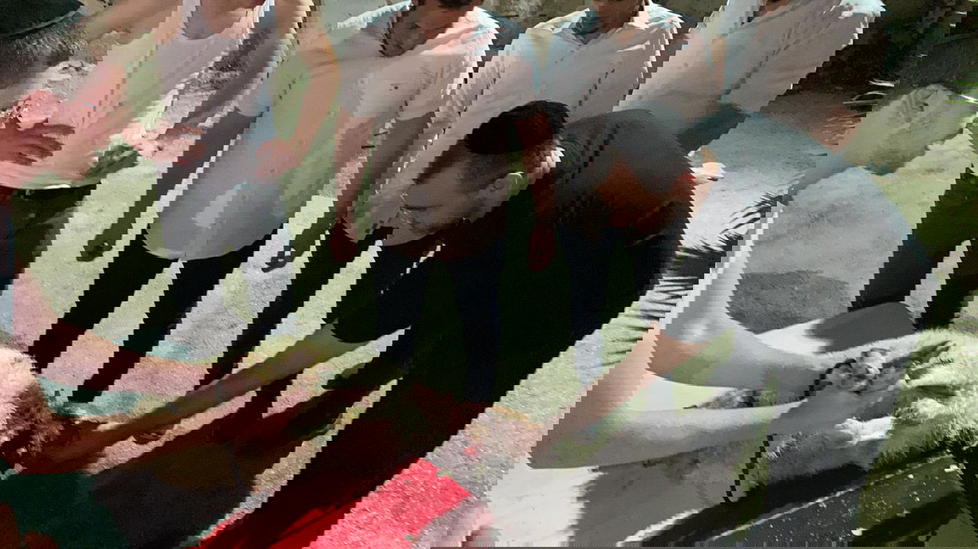 הצעירים שחטו כבש לזכרו של הרב הבוכרי