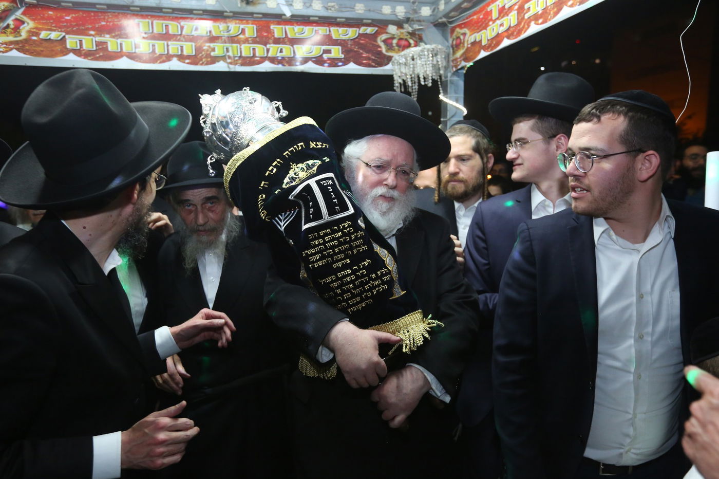 ממראות סיום והכנסת ספר התורה על-ידי הזוכים בהגרלה בשנה שעברה: משפחת צירקוס מקריית מלאכי