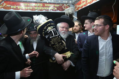 ממראות סיום והכנסת ספר התורה על-ידי הזוכים בהגרלה בשנה שעברה: משפחת צירקוס מקריית מלאכי