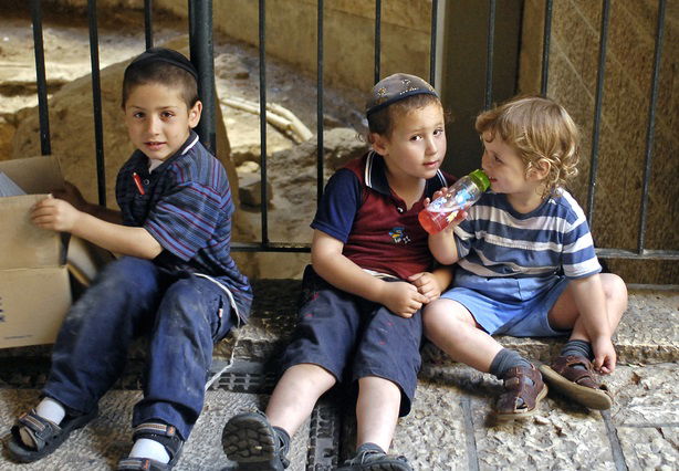 ילדים, במרפסת ביתם. אילוסטרציה