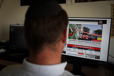 61% מהחרדים הגבירו את השימוש באינטרנט