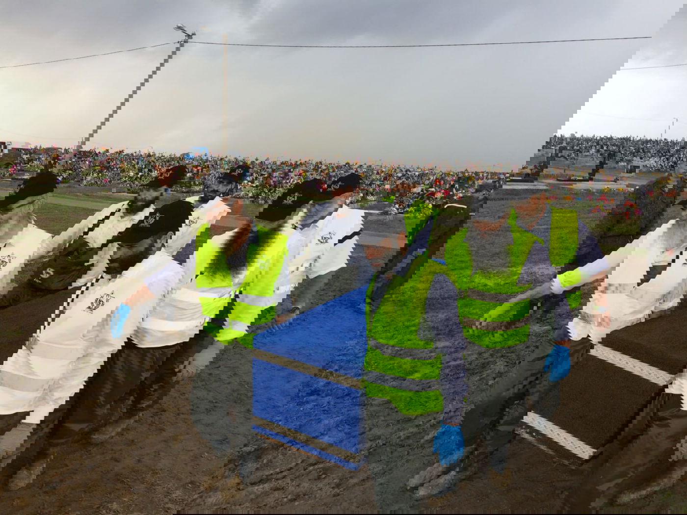 מנכ"ל זק"א תל אביב צבי חסיד והרב רפי שיינפלד זצ"ל בפעילות חסד של אמת.