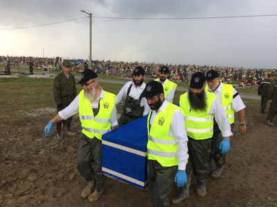 מנכ"ל זק"א תל אביב צבי חסיד והרב רפי שיינפלד זצ"ל בפעילות חסד של אמת.