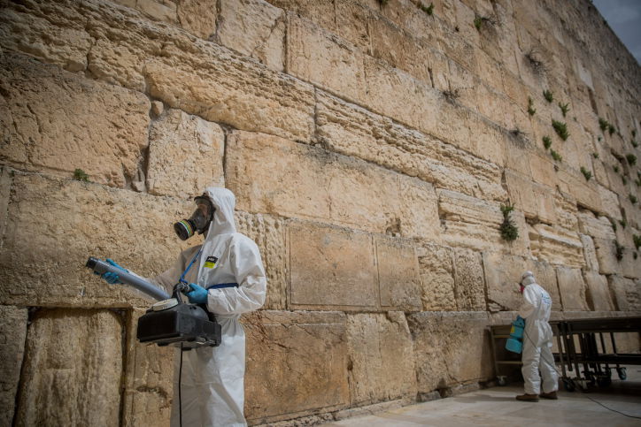 מחטאים את הכותל