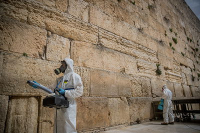 מחטאים את הכותל