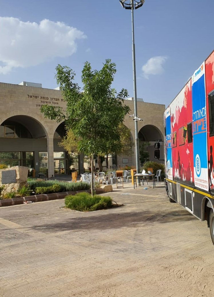 בחורי 'חברון' מתלוננים: הישיבה התנתה את קיום הבדיקות