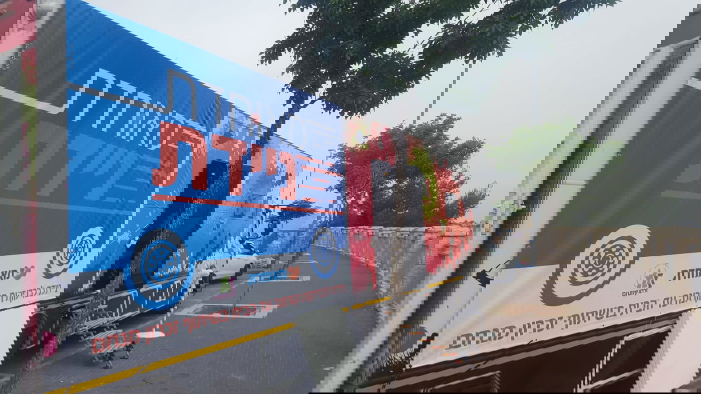 משאית הבדיקות מחוץ לישיבה, כעת