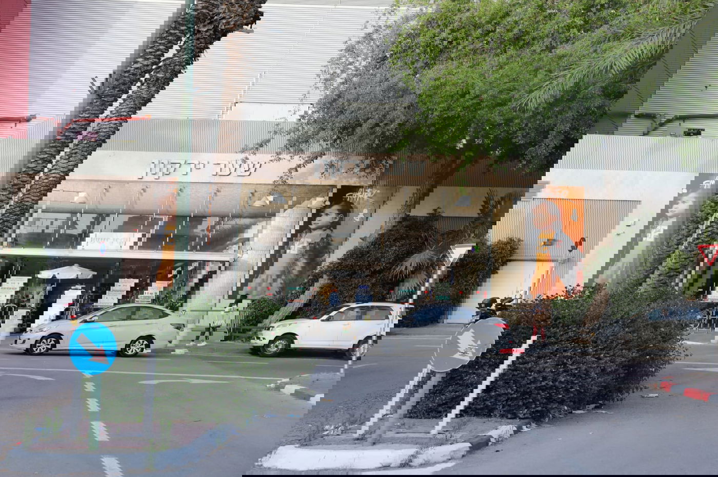 צפו: החמסין הכבד לא מנע מהבחורים לטייל ב'גני יהושע'