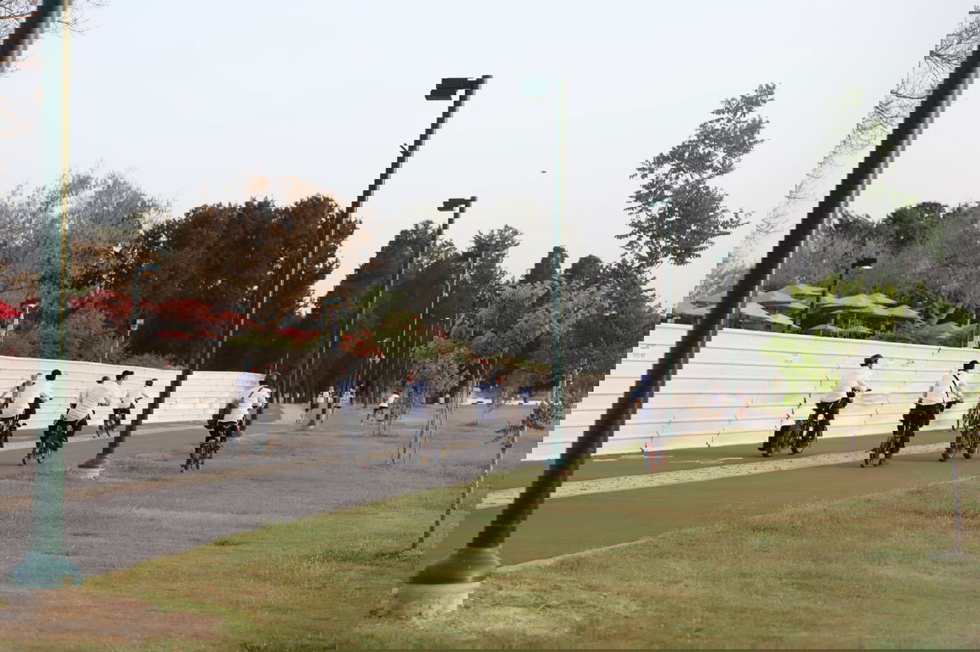 צפו: החמסין הכבד לא מנע מהבחורים לטייל ב'גני יהושע'