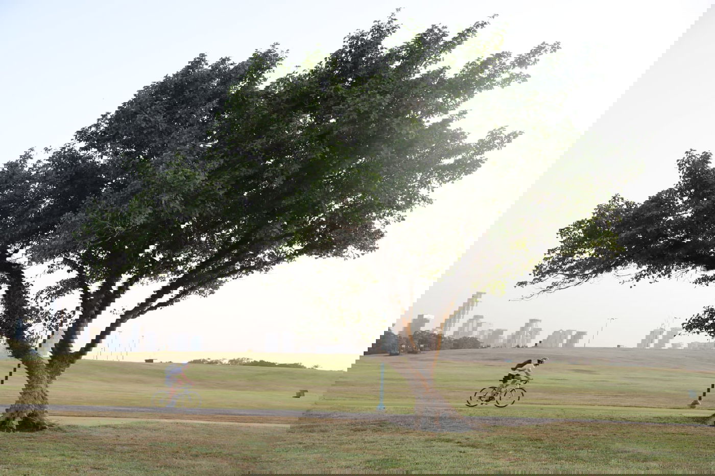 צפו: החמסין הכבד לא מנע מהבחורים לטייל ב'גני יהושע'