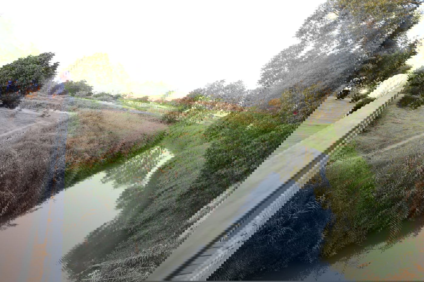 צפו: החמסין הכבד לא מנע מהבחורים לטייל ב'גני יהושע'