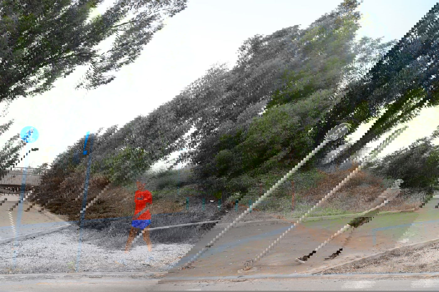 צפו: החמסין הכבד לא מנע מהבחורים לטייל ב'גני יהושע'