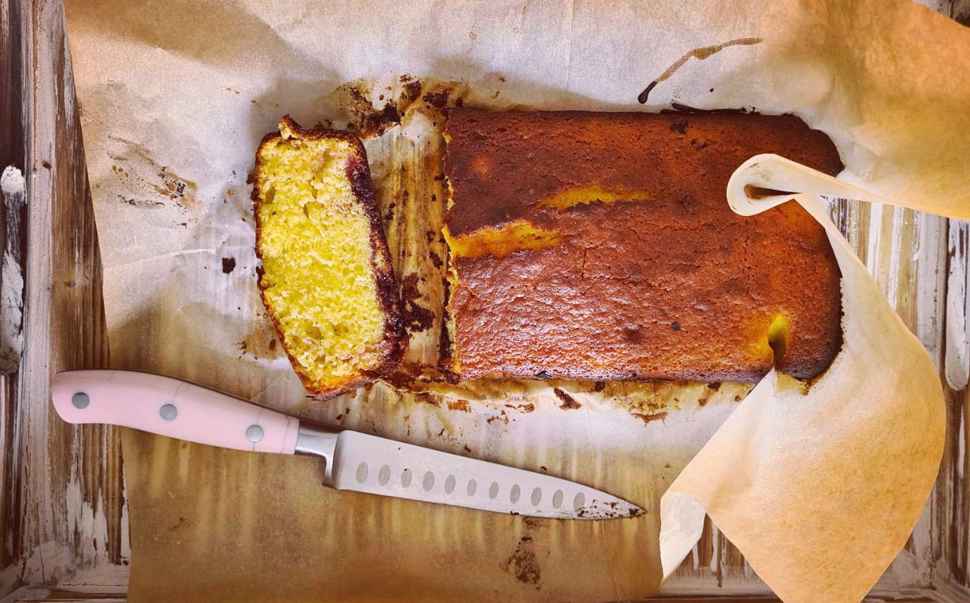 עוגת תפוזים בחושה עם ריבת אוכמניות