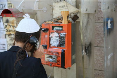 ילד משוחח בטלפון ציבורי. אילוסטרציה