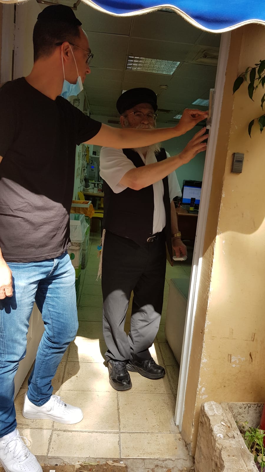 כשניב רסקין קבע מזוזה ב'אולפני הרצליה'