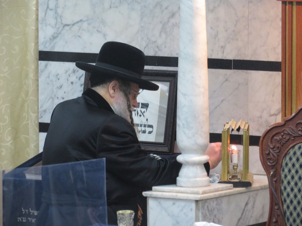 עם מסיכה ומאחורי מחיצה: הרבי ממודז'יץ ערך 'טיש' מצומצם