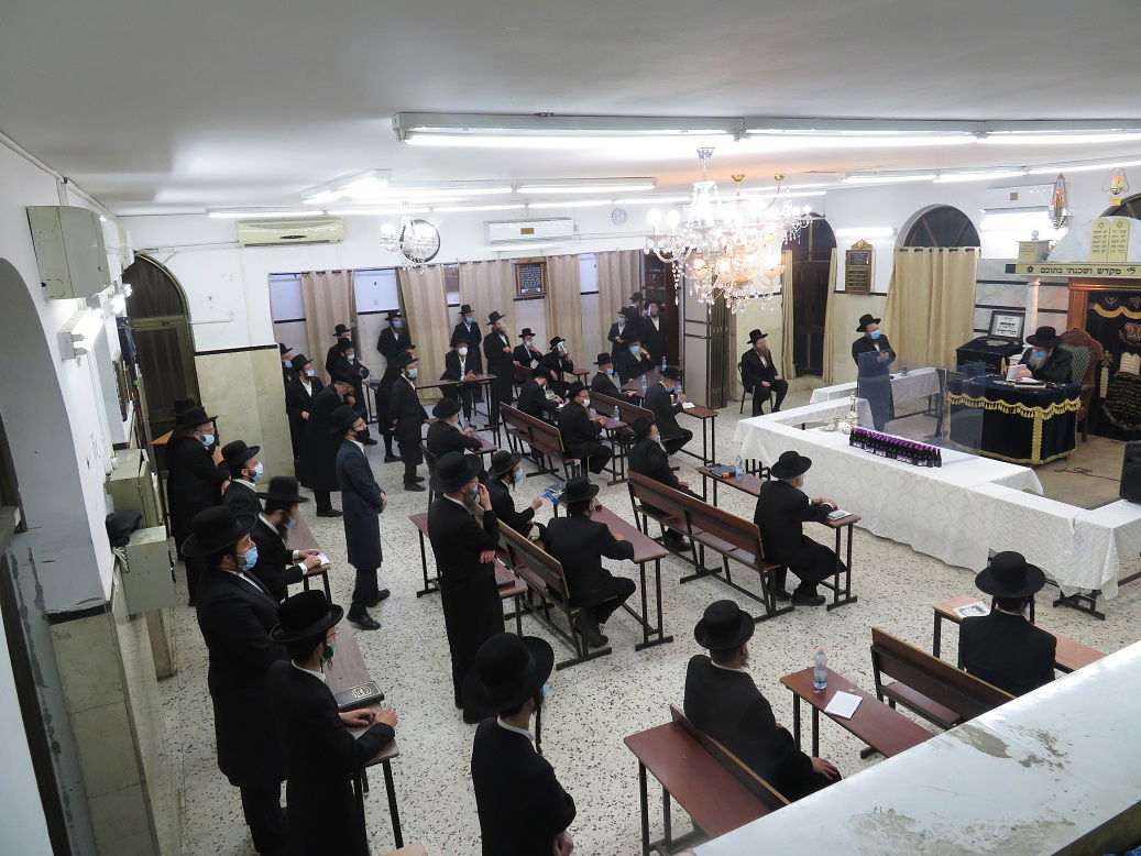 עם מסיכה ומאחורי מחיצה: הרבי ממודז'יץ ערך 'טיש' מצומצם