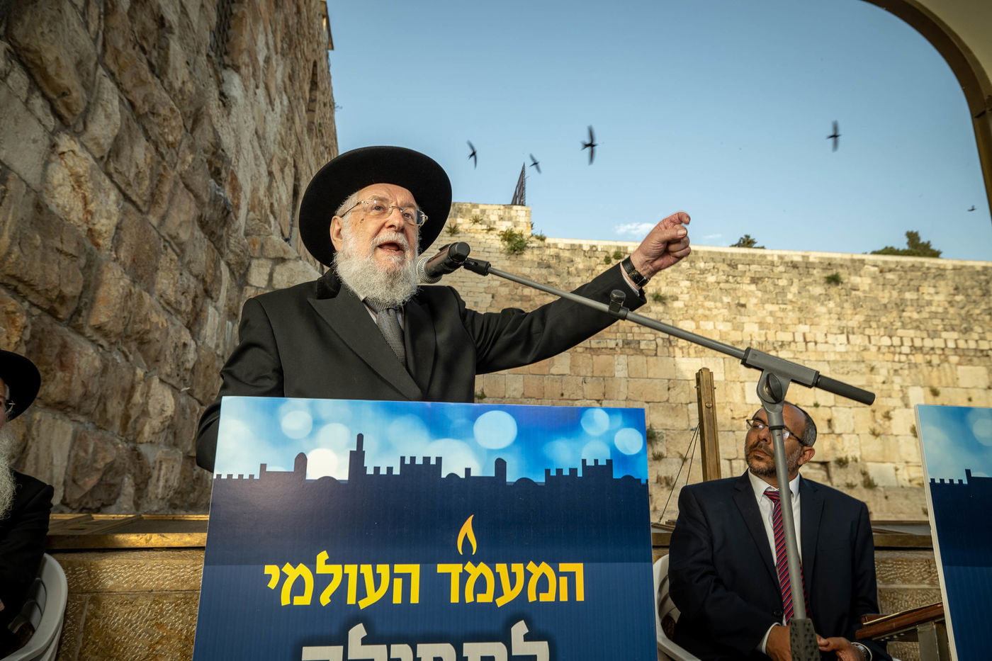 בצל הנגיף: תפילה חובקת עולם בכותל • צפו