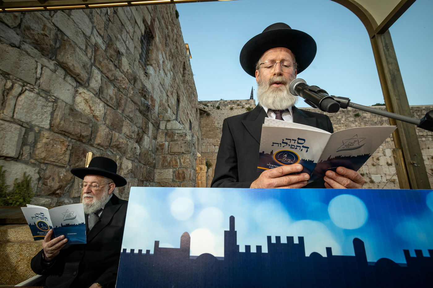 בצל הנגיף: תפילה חובקת עולם בכותל • צפו