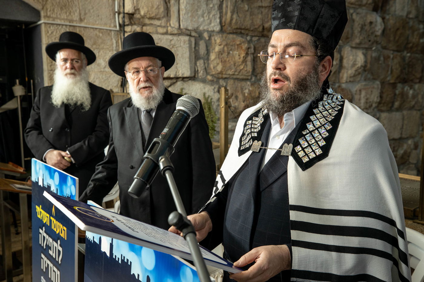 בצל הנגיף: תפילה חובקת עולם בכותל • צפו