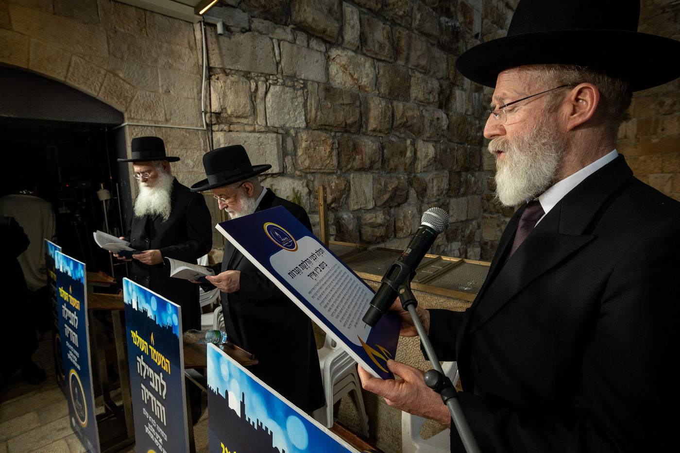 בצל הנגיף: תפילה חובקת עולם בכותל • צפו