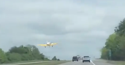 הנהג תיעד: מטוס נוחת בין הרכבים בכביש