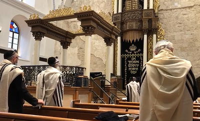 צפו: החזרה המרגשת לבית הכנסת 'החורבה'