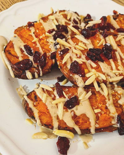 חצאי בטטות נימוחות עם שקדים וחמוציות וטחינה מעל