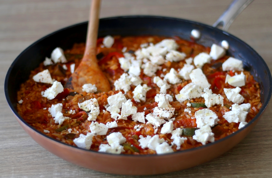 יותר טוב מפסטה: פתיתים עם רוטב עגבניות מתובל וגבינת פטה