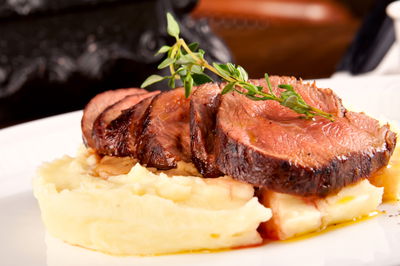 רוסטביף קלאסי. צלי בקר עטוף בשום ורוזמרין