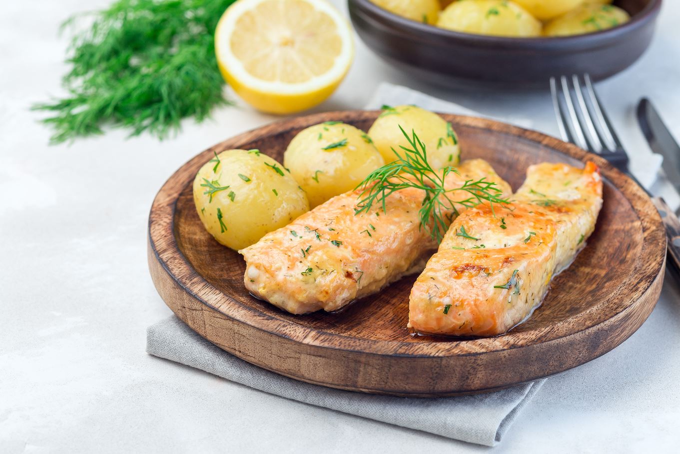 סלמון בתנור עם בייבי תפוחי אדמה ושמיר