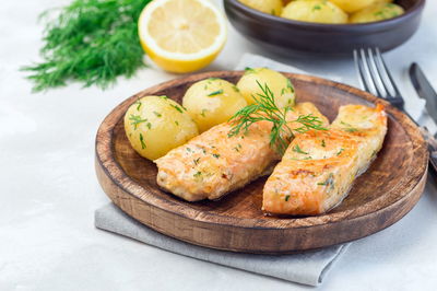 סלמון בתנור עם בייבי תפוחי אדמה ושמיר