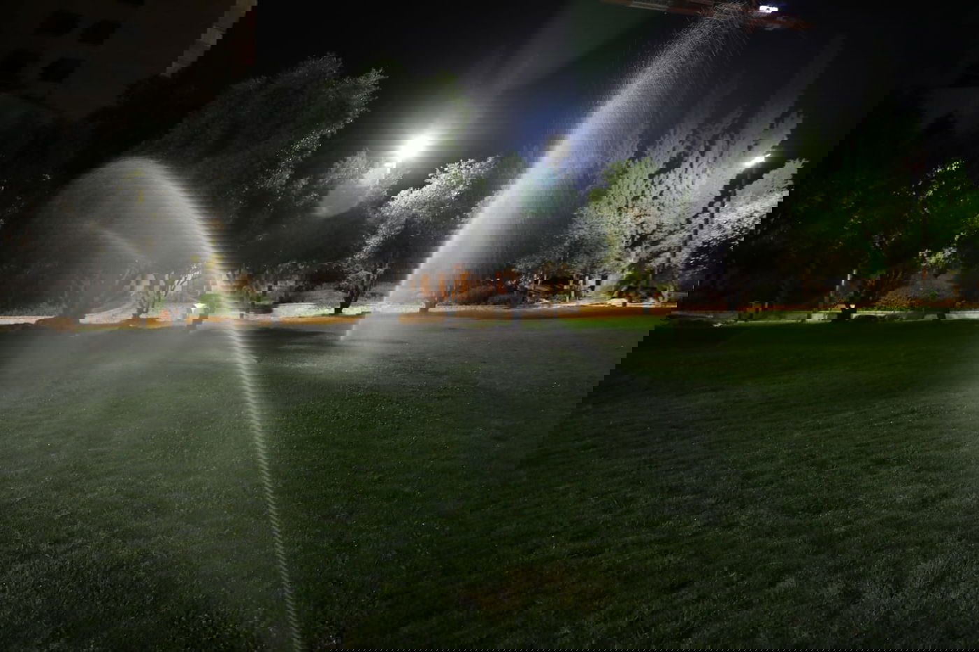 איך נראה גן העצמאות בלילה בזמן שרב? • צפו