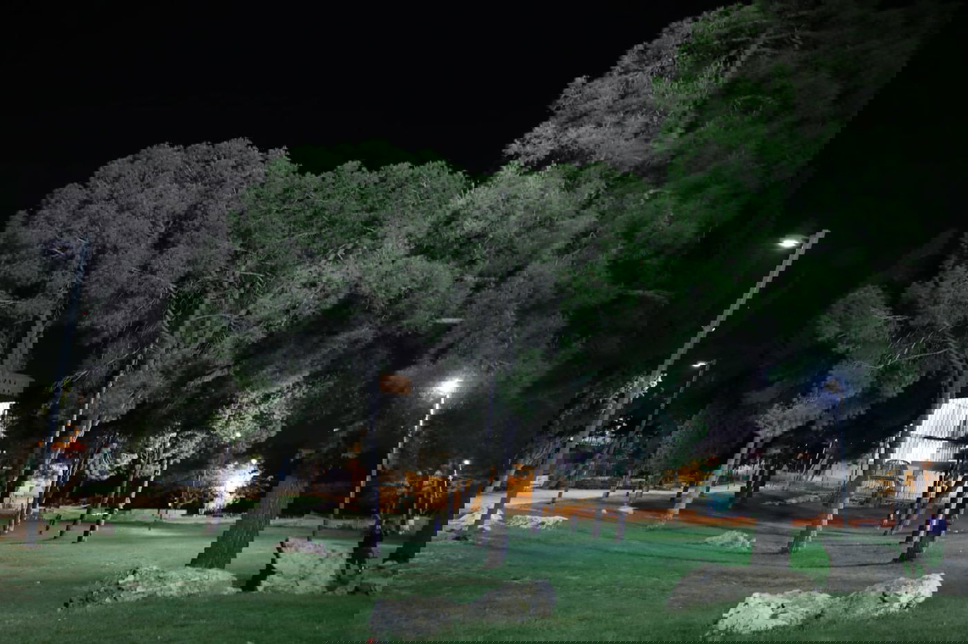 איך נראה גן העצמאות בלילה בזמן שרב? • צפו