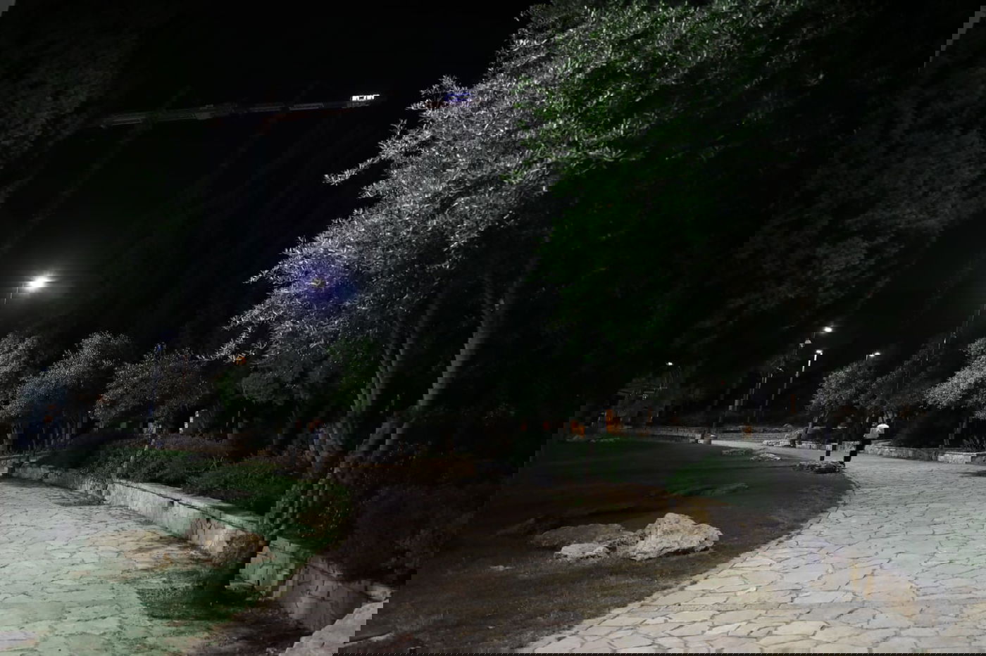 איך נראה גן העצמאות בלילה בזמן שרב? • צפו