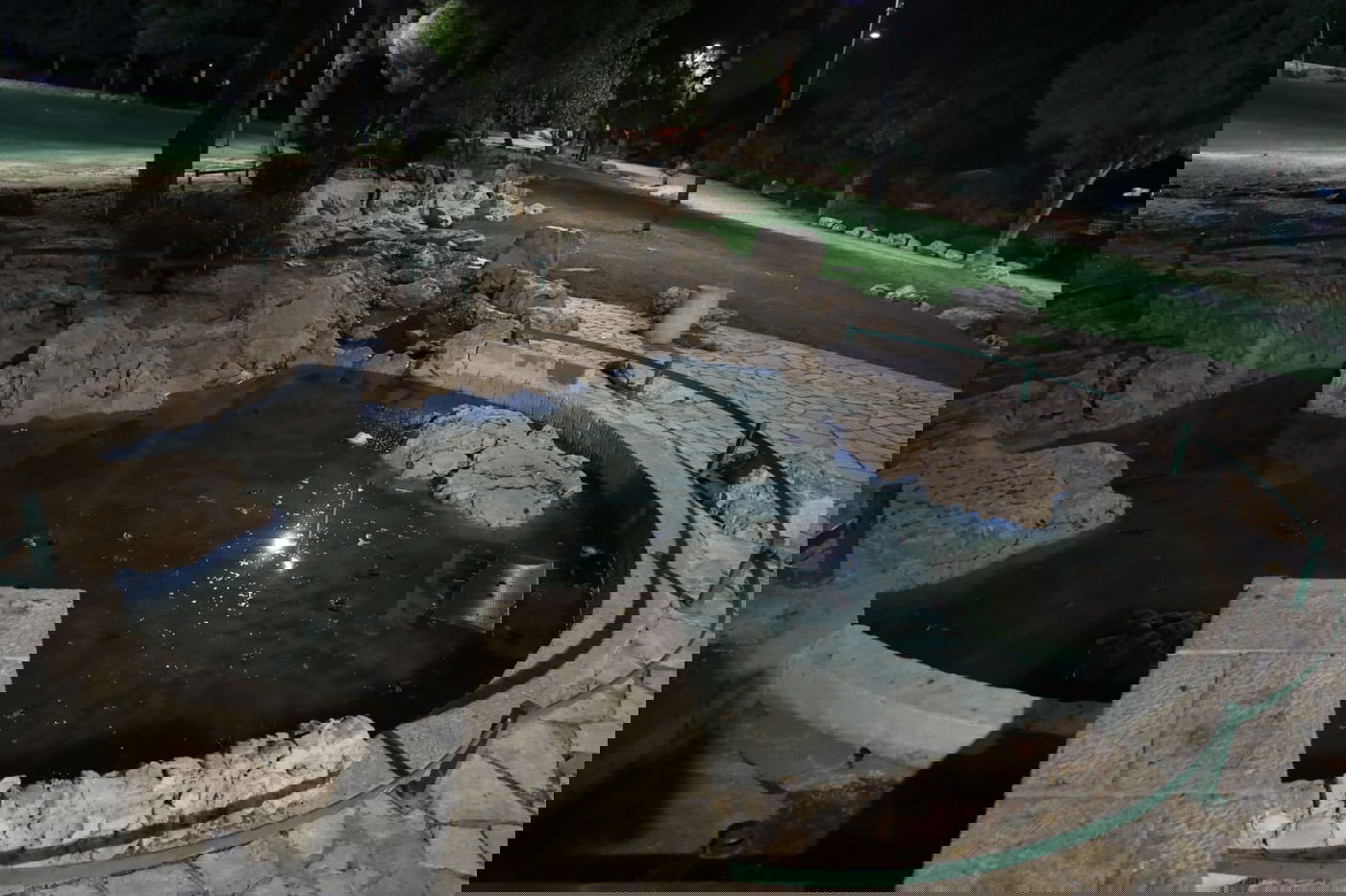 איך נראה גן העצמאות בלילה בזמן שרב? • צפו