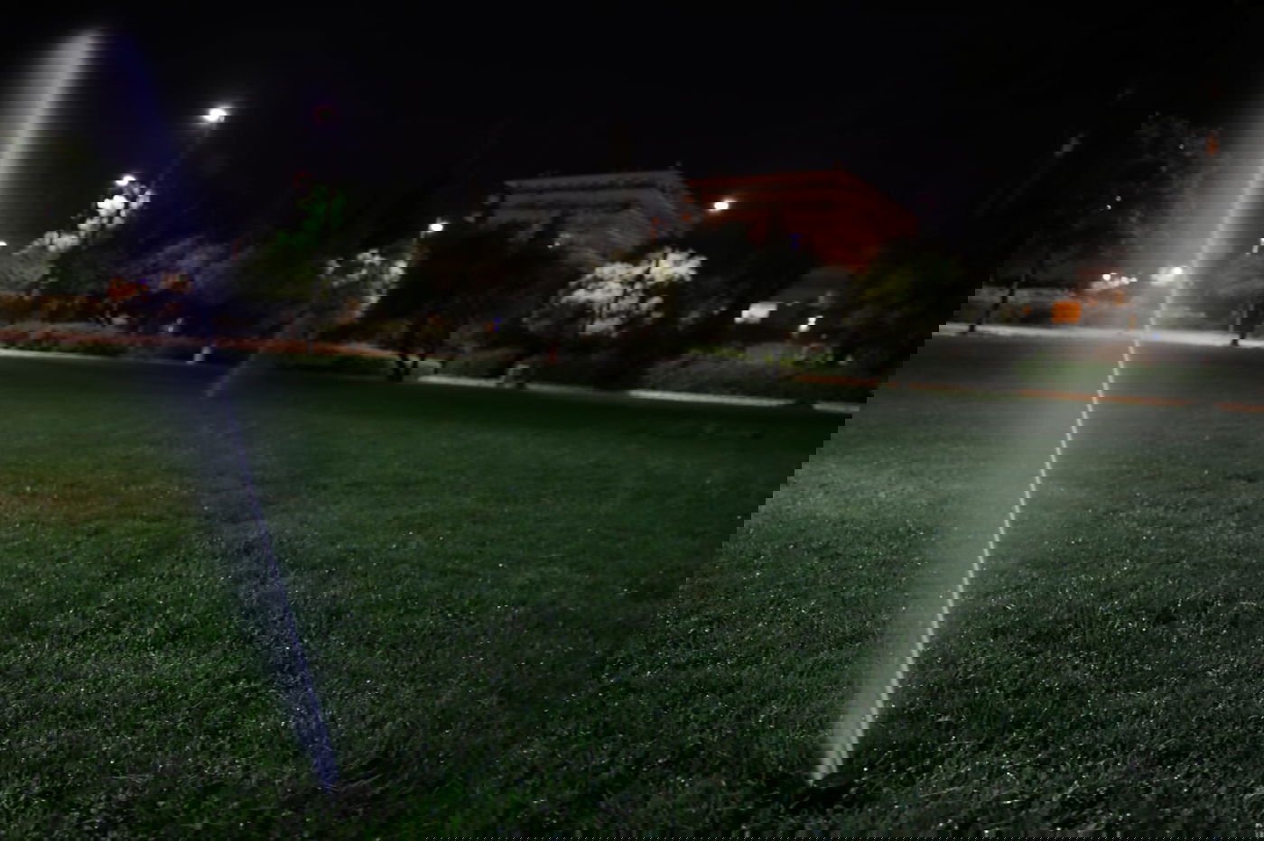 איך נראה גן העצמאות בלילה בזמן שרב? • צפו