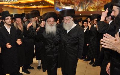 המשפיע הרה"צ רבי אהרן טויסיג בחתונת בנו